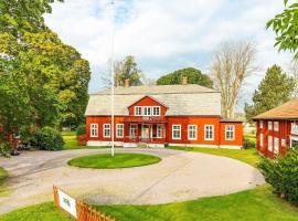 Hova Prästgård Bed & Breakfast，位于Hova的酒店