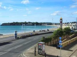 The Lookout, Elegant Sea-View Apartment with Balcony, Private Parking