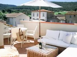 Steinhaus mit Dachterrasse und Badefluss