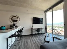 Lux at 15, Pool, Gym and Stylish City Stay