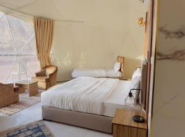 Rum Four mountain luxury camp，位于瓦迪拉姆的酒店