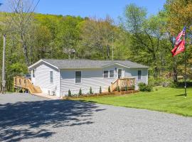 4 Mi to Delaware River Callicoon Retreat with Deck!，位于Callicoon的酒店