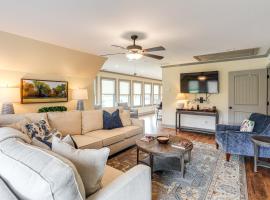 Farm and Lake Views Rural Mississippi Loft Apt，位于赫尔南多的酒店
