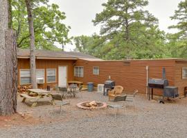 Greers Ferry Lake Escape Cabin with Pool Access，位于Higden的酒店