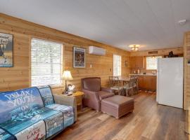 1 Mi to Greers Ferry Lake Cabin with Pool Access，位于Higden的酒店