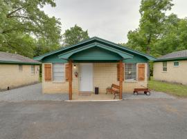 Fish, Boat, Hike Cabin Near Greers Ferry Lake，位于Higden的酒店