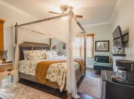 Victorian Modern Room in Carriage House - Unit A