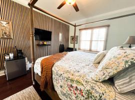 Victorian Modern Room in Carriage House - Unit B，位于萨凡纳的酒店