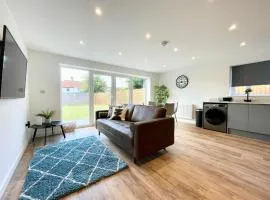 NEW Bungalow - 20-min walk to Quays - Plenty of Parking - Large Garden - Wi-Fi