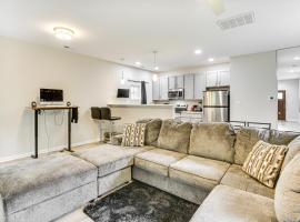 Walk to Dining Sleek Hampton Home with Deck!，位于汉普顿的酒店