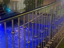 Luxray Night House，位于塔伊夫的木屋