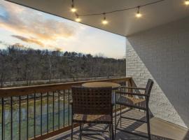 Modern Yote Condo at Roark Creek，位于布兰森的酒店