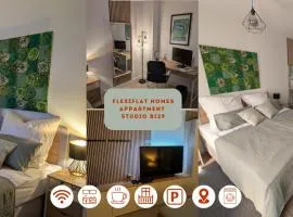 Helles Studio mit Arbeitsplatz und Balkon