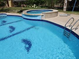 منتجع الندي，位于Sphinx International Airport的木屋