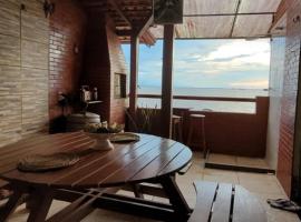 Apartamento ideal para famílias em mosqueiro, com piscinas e em frente a praia，位于莫斯凯鲁的酒店