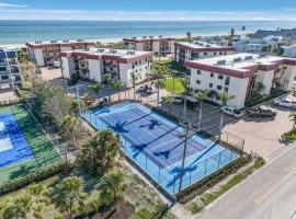 2BR 1st floor beachfront condo on Sanibel Island Sandalfoot 5A1，位于萨尼贝尔的公寓