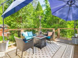 Peaceful Forest Views and Patio Twain Harte Home，位于Twain Harte的酒店