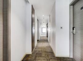 Super Sleek Townhouse Galexia Hotel and Resorts，位于班加罗尔Kempegowda International Airport - BLR附近的酒店