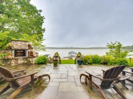 Luxe Family Home on Orange Lake with Private Dock!，位于纽堡的酒店