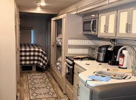 Private Cozy R/V , for your enjoyment，位于Tamiami的酒店