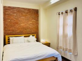 Yogi's Heritage in Patan-Beautiful Balcony Room，位于帕坦的酒店