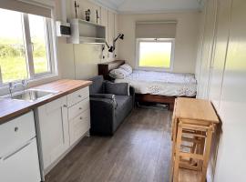 Fantastic Off-Grid Tiny House Fully Equipped with Beautiful Countryside Views in Ireland，位于Eighter的酒店