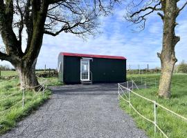 Fantastic Off-Grid Tiny House Fully Equipped with Beautiful Countryside Views in Ireland，位于Eighter的酒店