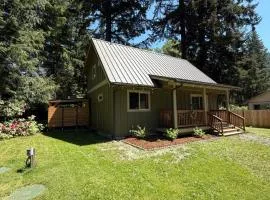 New - Cabin Minutes to Mt Rainier - EV, HotTub, 2 Queen and Twin