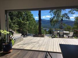 House 15 mins from Woodstock NY with stunning views，位于Shokan的酒店