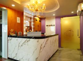 Hotel Bhagyalaxmi Luxury Inn，位于艾哈迈达巴德萨达尔·瓦拉巴伊·帕特尔国际机场 - AMD附近的酒店