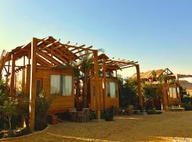 Northern Lake Lodge，位于&lsquo;Ezbet Ily&acirc;s的带停车场的酒店