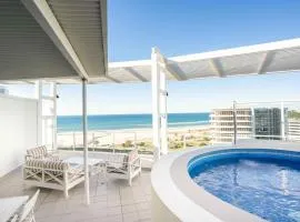 Coastal Penthouse 3BR Luxe Living Over Kirra Beach