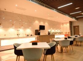Holiday Inn Express Lhasa Potala Square By IHG，位于拉萨的酒店