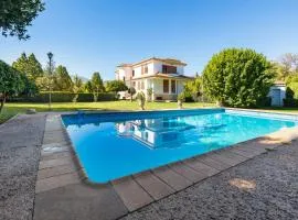 Maravilloso chalet con piscina en Baza