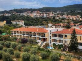 天堂酒店，位于萨摩斯的带停车场的酒店