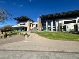 Relaxing 2-Bedroom Stay in Secure Jackal Creek Golf Estate