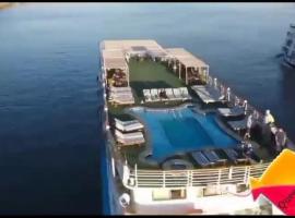 Queen ship minya，位于明亚的酒店