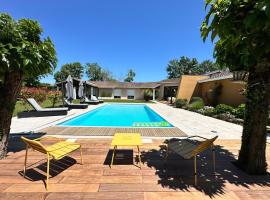 La Bredi Villa proche de Bordeaux avec piscine et spa，位于拉布雷德的酒店