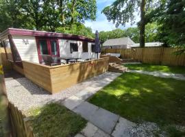 Chalet Vuurvos - gelegen in Drenthe met prachtig wandel en fiets gebied，位于伊科斯特的酒店