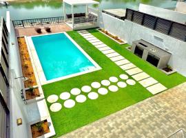 Ocean Breeze ALMARSA 3BR VILLA for Family and Friends，位于富查伊拉的带停车场的酒店