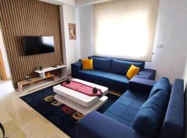Luxueux appartement S1 Mourouj 6 - Propre, lumineux & bien &eacute;quip&eacute;，位于Nassene Sghira的带停车场的酒店