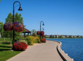 Cozy 2-Bedroom Suite 5 Minutes Walk to Chestermere Lake，位于Chestermere的酒店