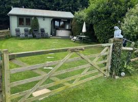 Cosy 2 BR cabin on coast private hot tub ' Driftwood '，位于Stolford的酒店