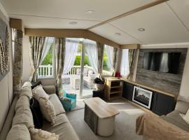 Luxury Caravan - Sleeps 8 - Haven Cala Gran - Close to Blackpool，位于布莱克浦的酒店