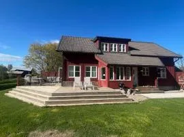 Havsnära villa med vedeldad bastu, perfekt för familjer och företag