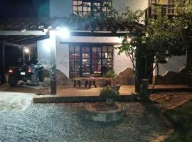 Cabaña Los Eucaliptos con Suite, TV 50 Mezzanine y Parrillero, Samaipata