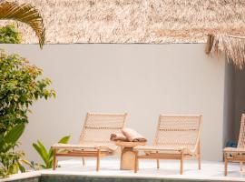 Les Vagues - Hotel Villa & Beach Club - Gili Air，位于吉利阿尔的带热水浴缸的酒店