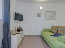 Seaside Getaway Holiday Home with Patio Slatine - Three Bedroom Holiday Home