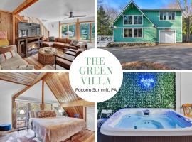 Hot Tub + Prime Location Chalet，位于Pocono Summit的酒店