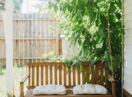 Serene Studio Country Apartment in Sawyer MI Near Lake MI and Downtown，位于Harbert的酒店